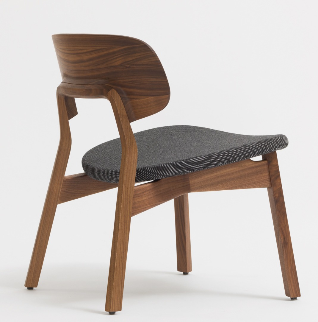 Nonoto Lounge Chair: Cocktailsessel aus Holz mit grauem Sitzpolster, moderne Möbel für Wohnzimmer und Lounge.