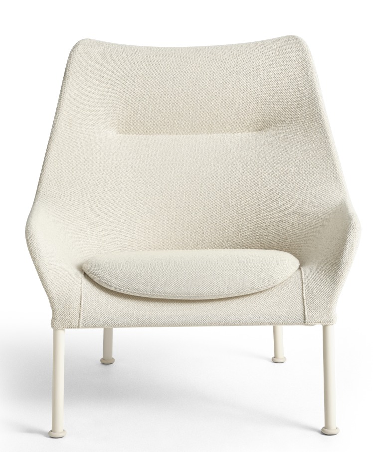 Beiger 02 Lounge Chair Sessel von Hay mit Stoffbezug und filigranem Metallgestell, Frontansicht.