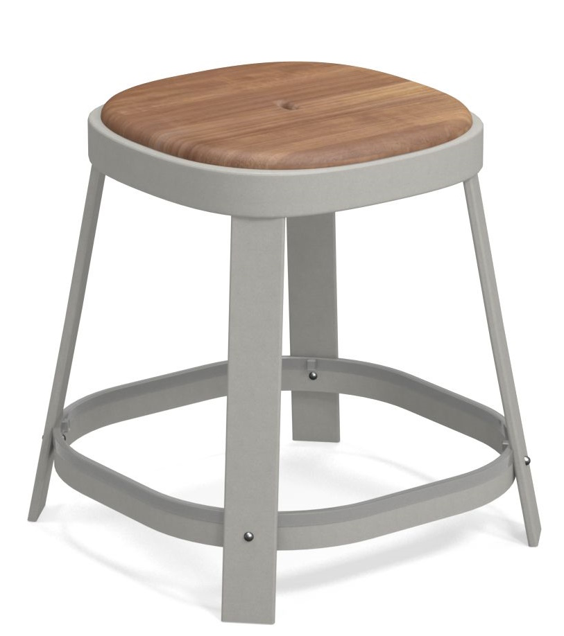 Thor Dining Stool: Niedriger Barhocker von Emu für den Außenbereich mit Holz-Sitzfläche und grauem Gestell.