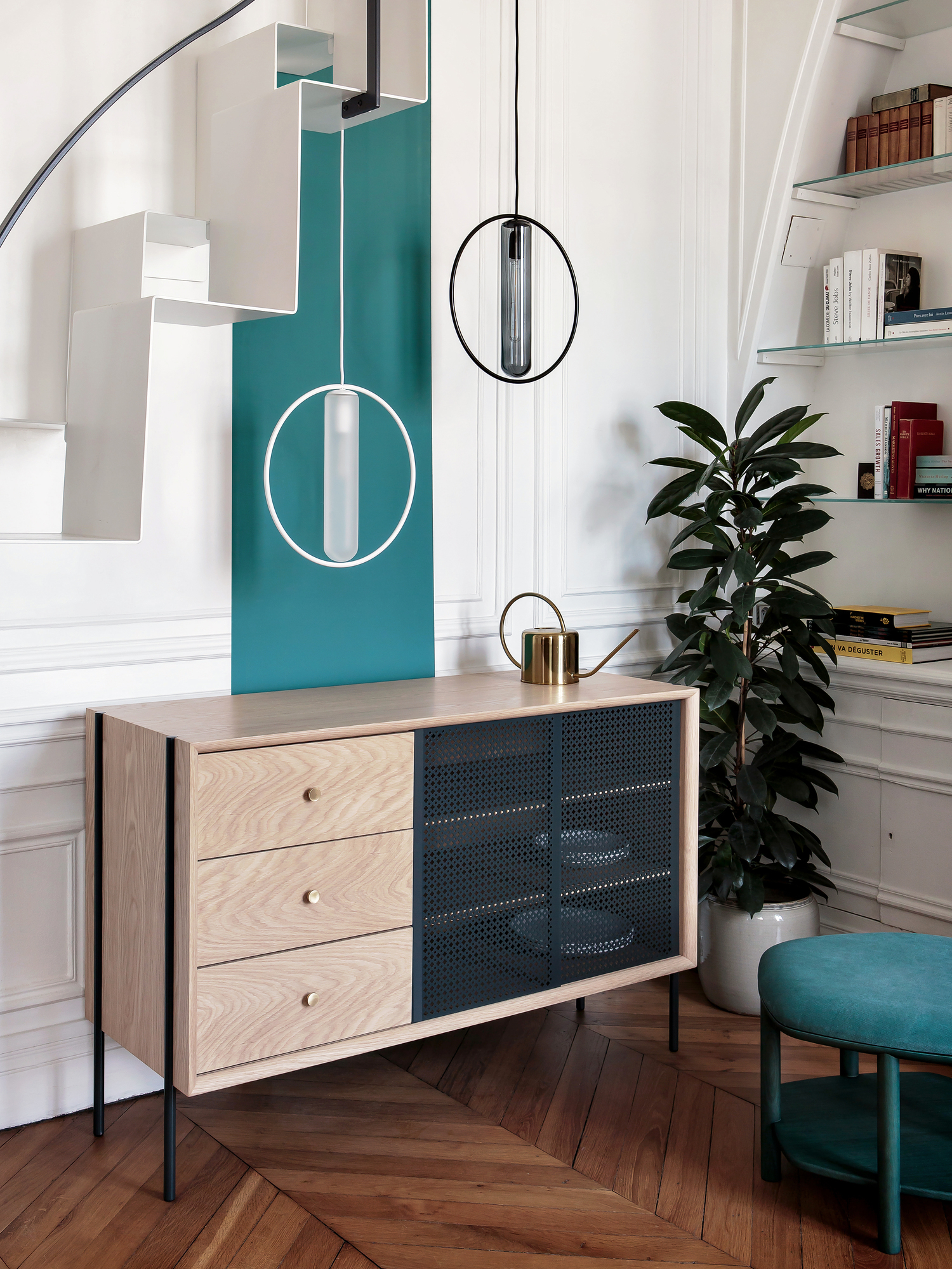 Gabin High Sideboard Hart aus hellem Holz mit drei Schubladen und perforierter Tür.
