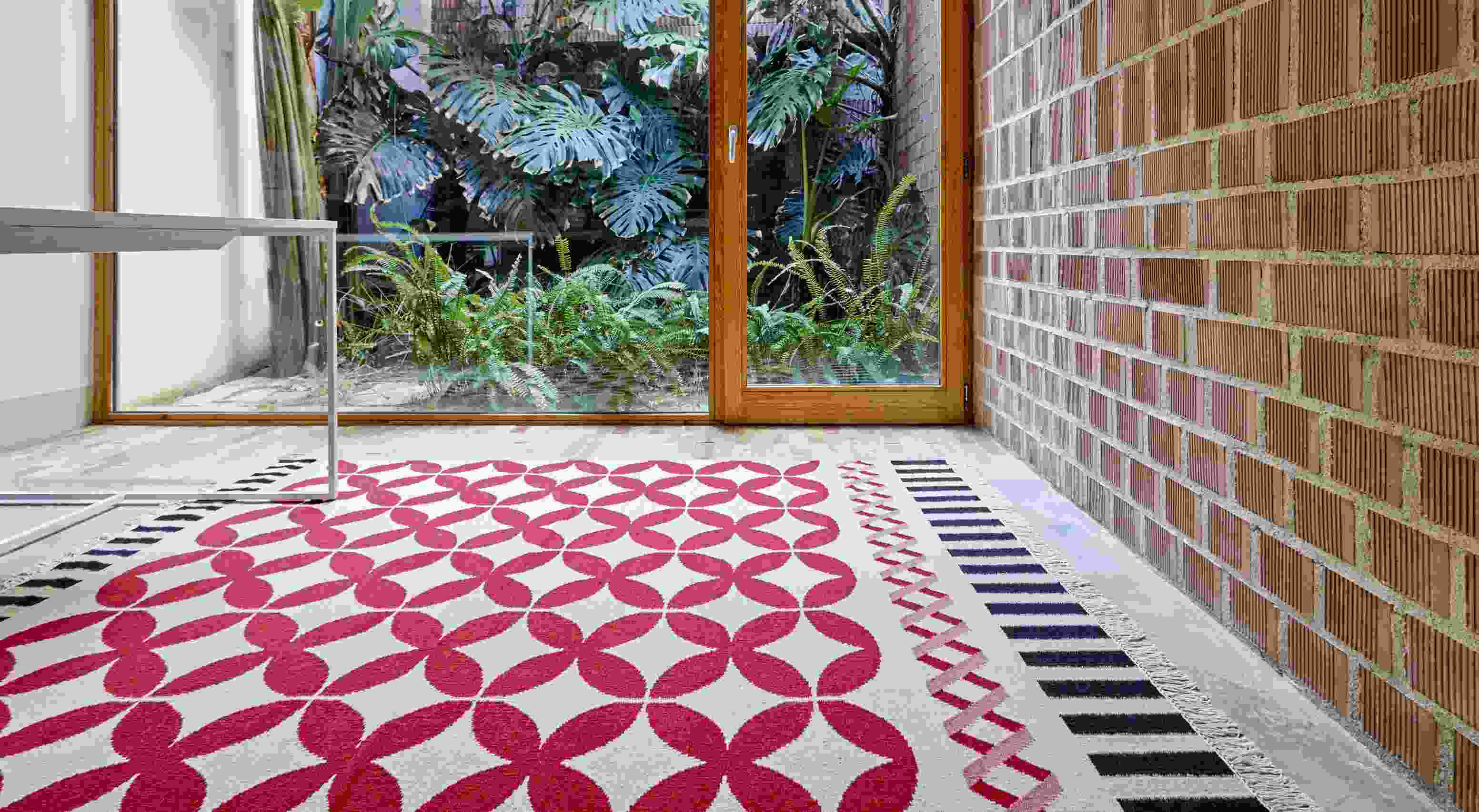 Kilim Catania Teppich, 200x300 cm, mit rotem Blütenmuster auf weißem Grund, modernes Wohnambiente.