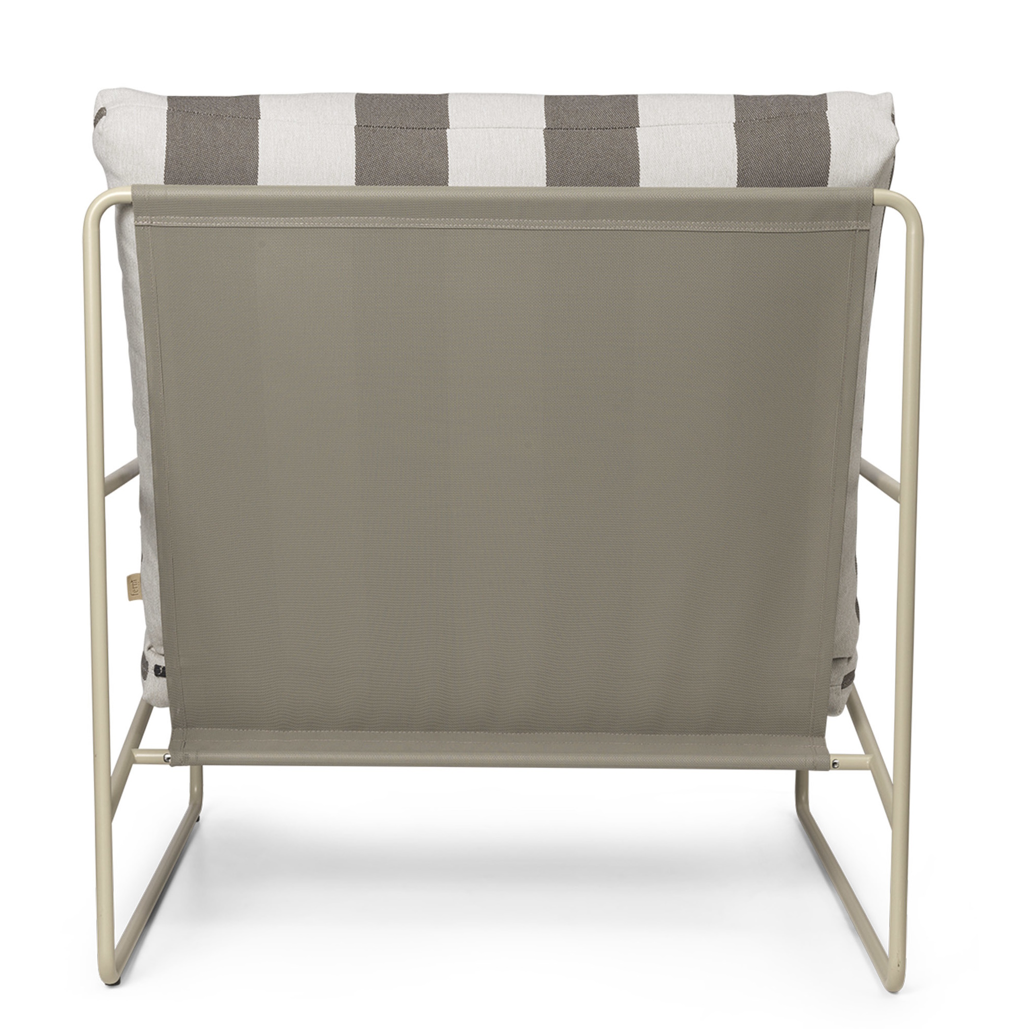Rückansicht des Desert Outdoor Sessels von Ferm Living mit Streifenmuster und Cashmere-Gestell.