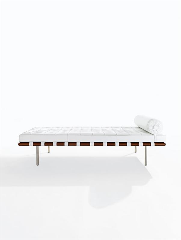 Weiße Barcelona Liege von Knoll International mit gestepptem Leder und Rollkissen. Designklassiker für modernes Wohnen.