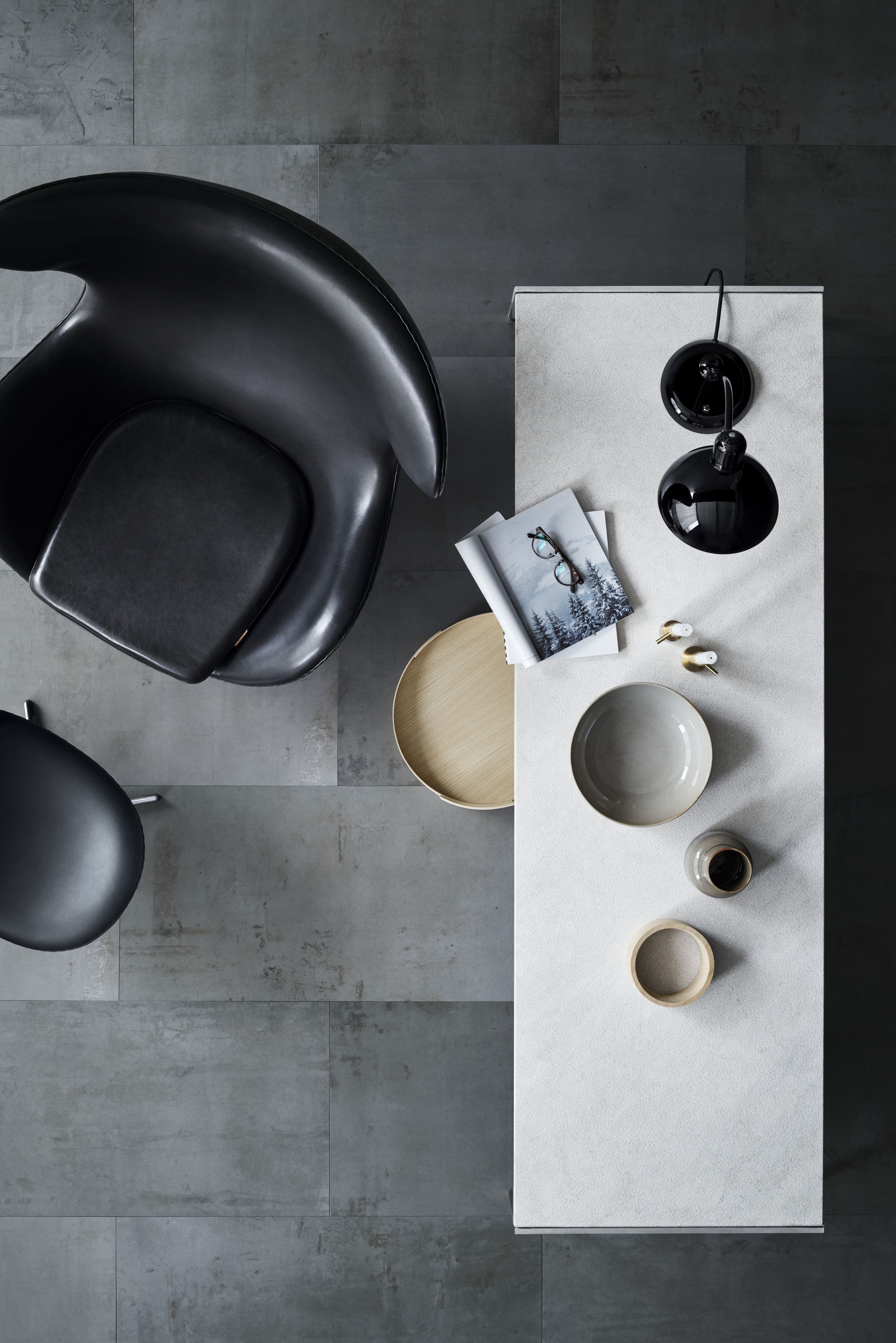 Draufsicht: Schwarzer Egg Chair mit Hocker aus Leder, modernes Möbeldesign für Wohnzimmer.