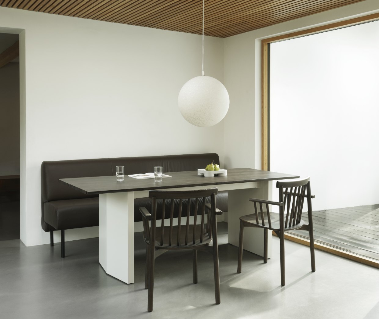 Normann Copenhagen Panel Tisch 200x90 cm mit Stühlen und Bank in modernem Esszimmer.