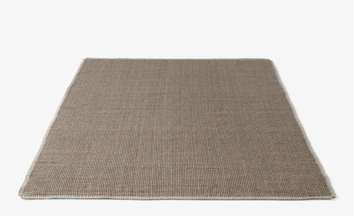 AndTradition Collect Teppich SC84/SC85 in Beige, einfarbig und rechteckig, für Wohnzimmer und Schlafzimmer.