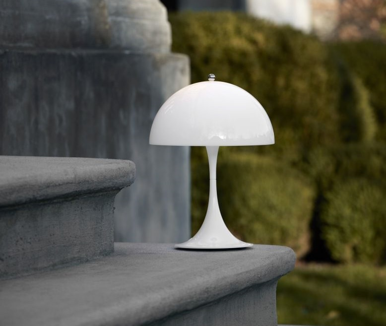 Weiße Tischleuchte im Pilzdesign auf einer Steintreppe, moderne Innenbeleuchtung für Wohnzimmer und Schlafzimmer.