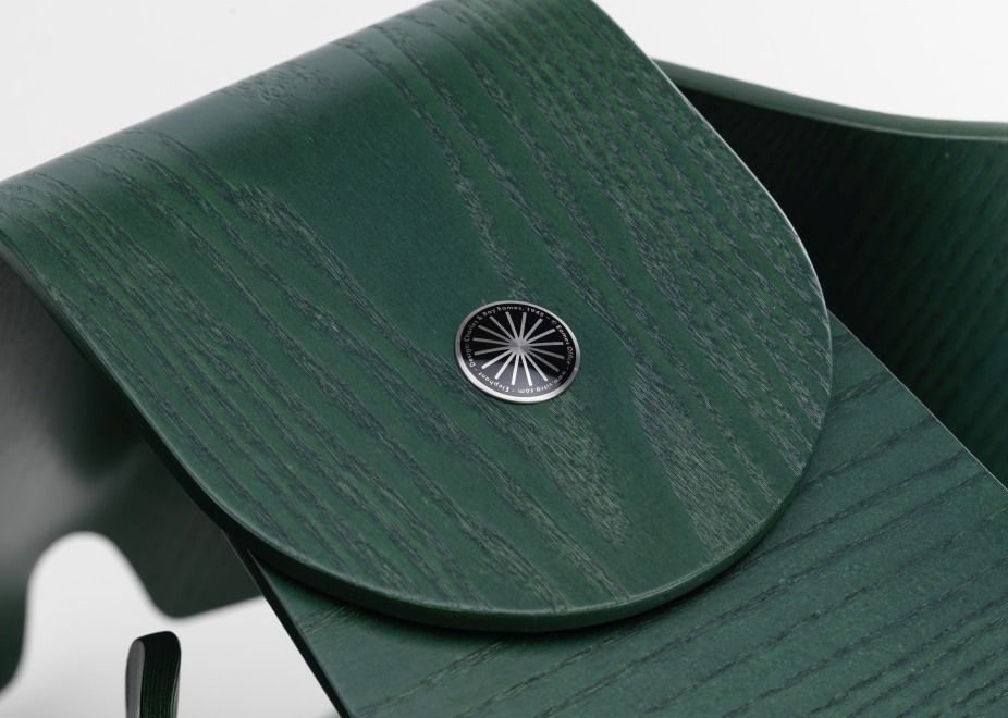 Detailaufnahme des dunkelgrünen Eames Elephant Hocker Limited Edition von Vitra, ein modernes Designmöbelstück.