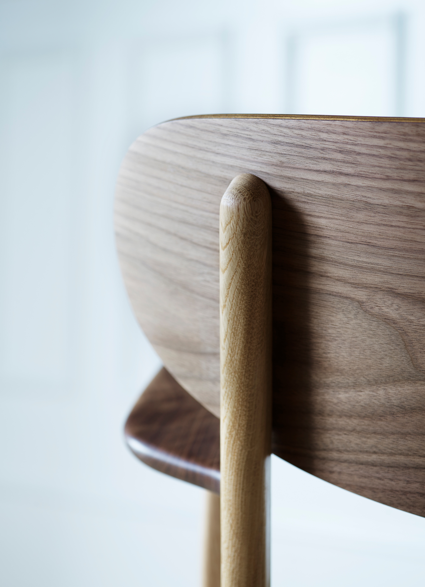 Detailaufnahme der Rückenlehne und des Gestells vom CH26 Holzstuhl von Carl Hansen & Søn.