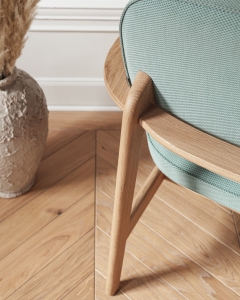 Detailaufnahme: Fritz Hansen Fred Sessel mit hellblauem Bezug und hellem Holzgestell, skandinavisches Design.