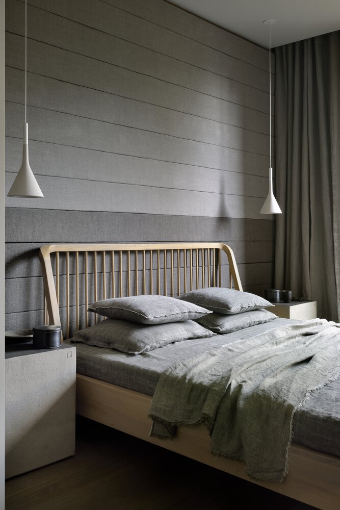 Schlafzimmer mit modernem Holzbett, grauer Bettwäsche, Nachttischen und Pendelleuchten für stilvolles Wohnen und erholsamen Schlaf.