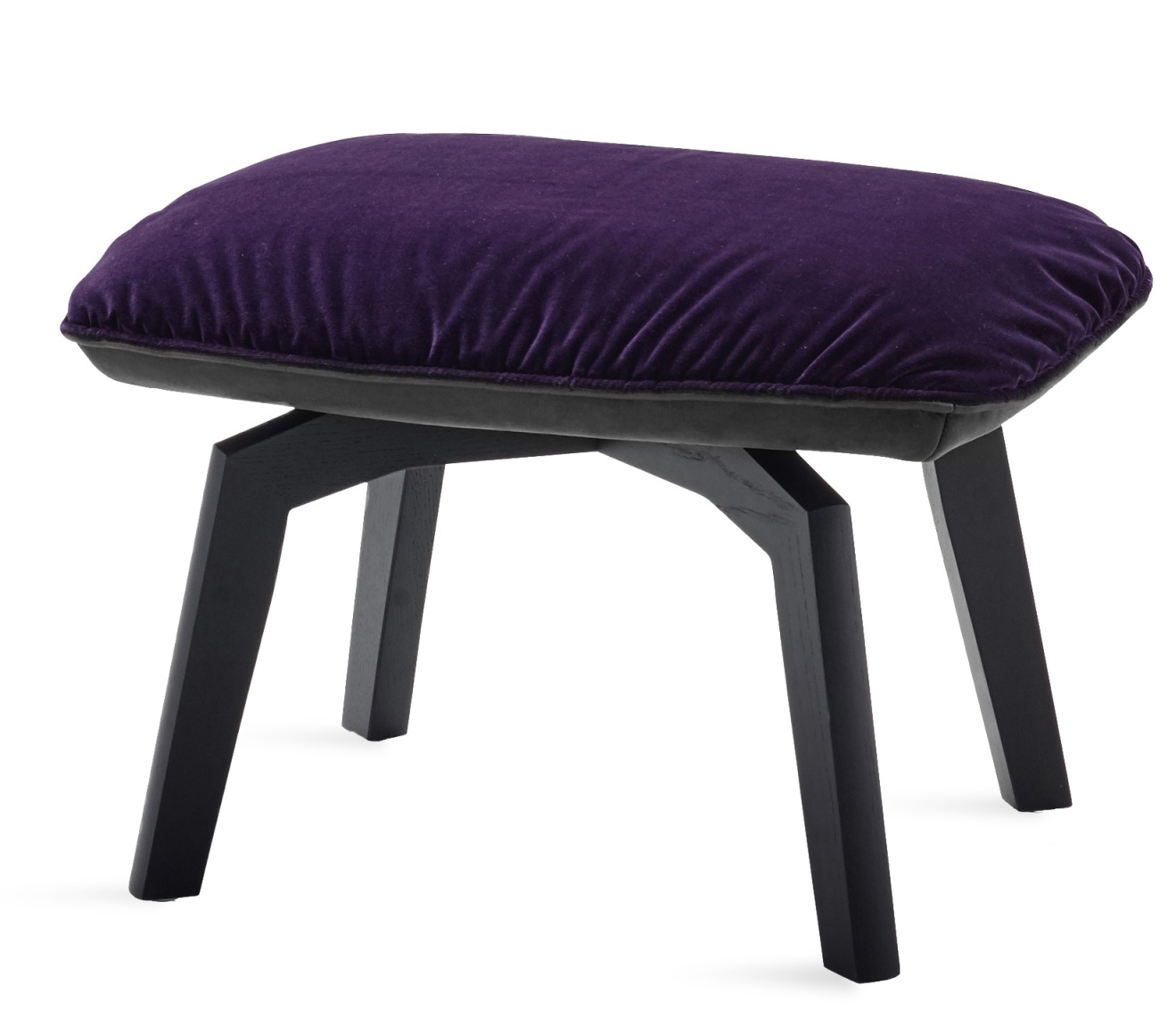 Marla Ottoman von Freifrau Manufaktur mit lila Samtbezug und schwarzem Holzfuß, ein eleganter Hocker.