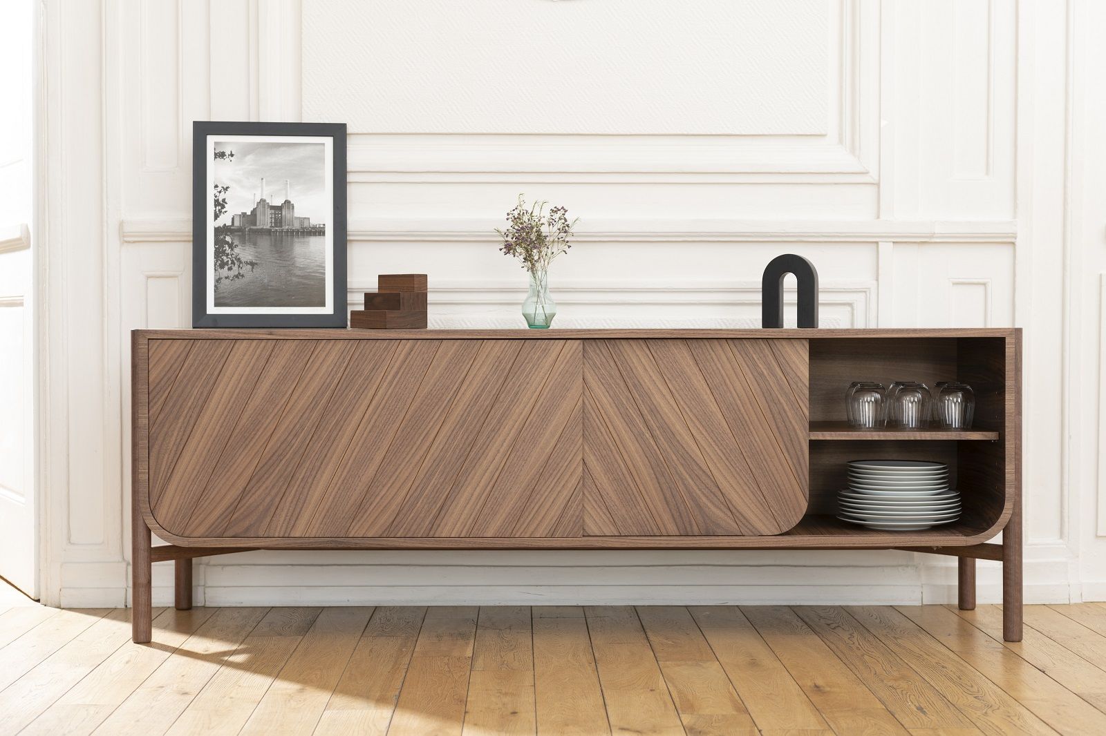 Marius Sideboard aus Nussbaumholz mit Schiebetüren und offenem Regal für stilvolle Wohnzimmeraufbewahrung.