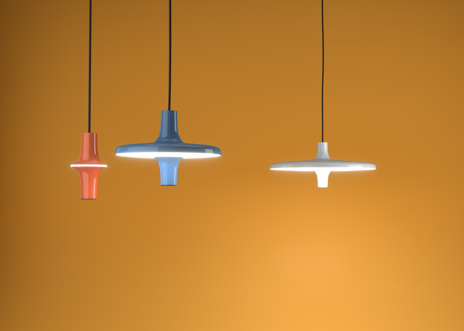 Avro Hängeleuchten von Martinelli Luce in Rot, Blau und Weiß vor orangefarbenem Hintergrund.