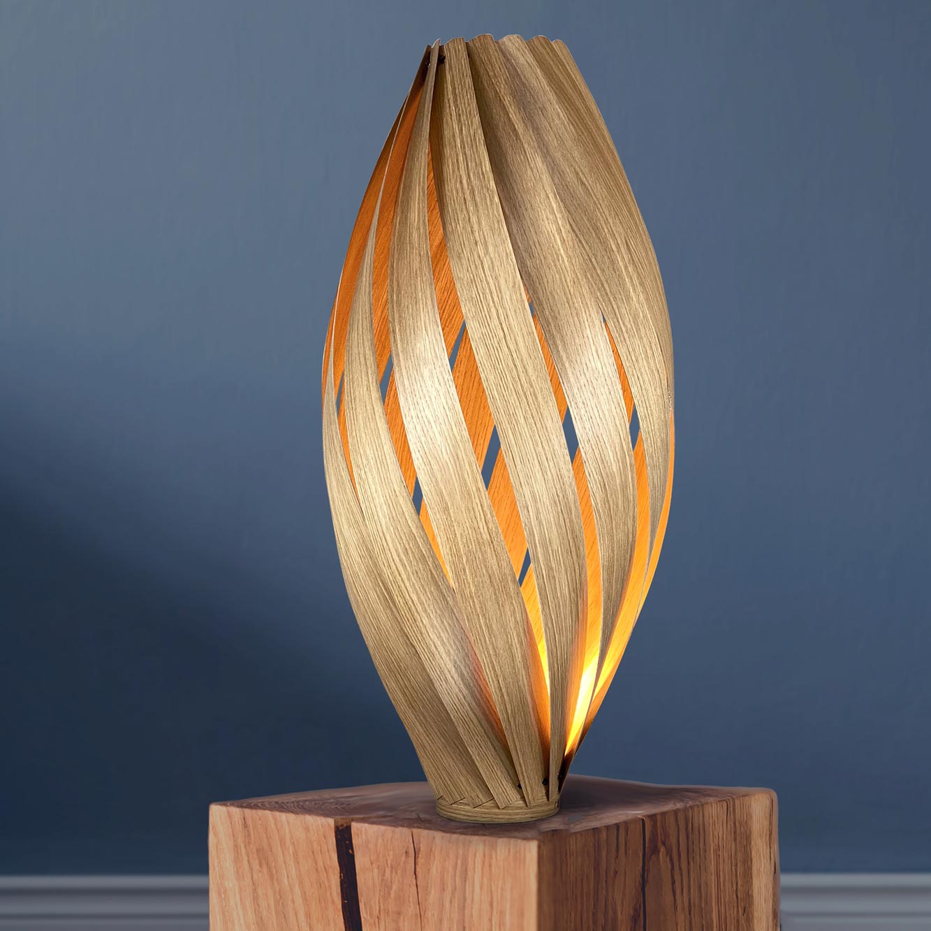 Ardére Stehleuchte aus Eiche, H70 cm, mit dekorativem Holzdesign und warmem Lichtschein.