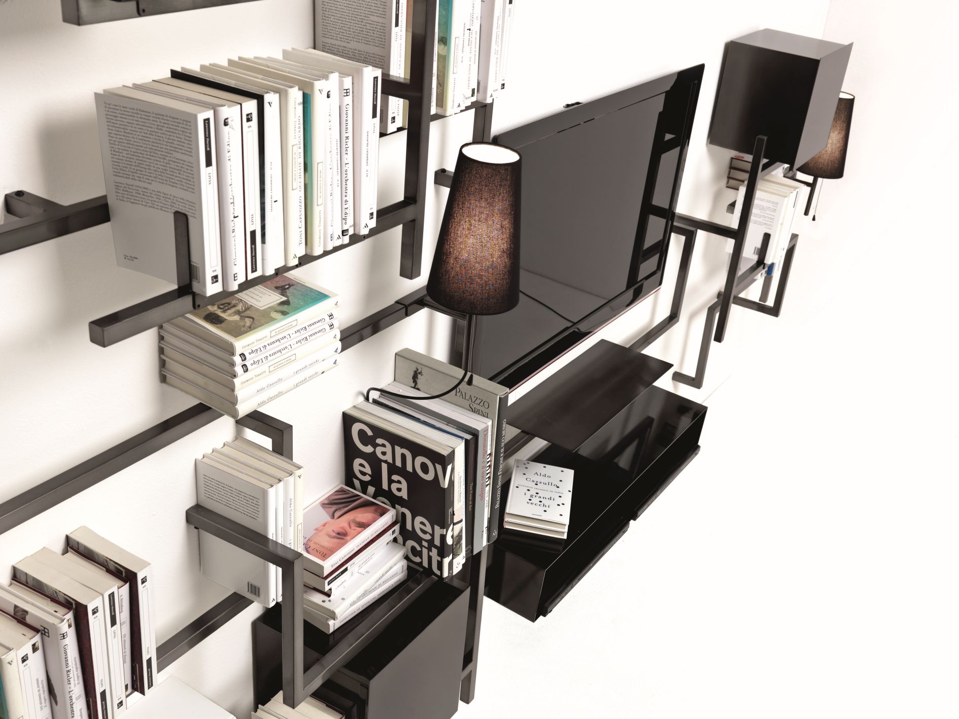 Antologia Wandregal-Modul G B60cm von Mogg, modernes Designer-Regal in Schwarz mit Bücher und Lampe.