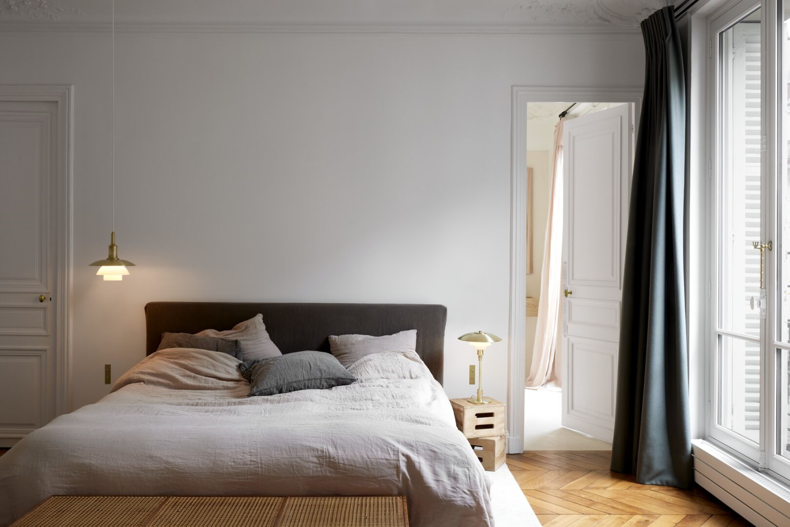 Schlafzimmer mit PH 3/3 Pendelleuchte Messing von Louis Poulsen, exklusive Design Lampe.