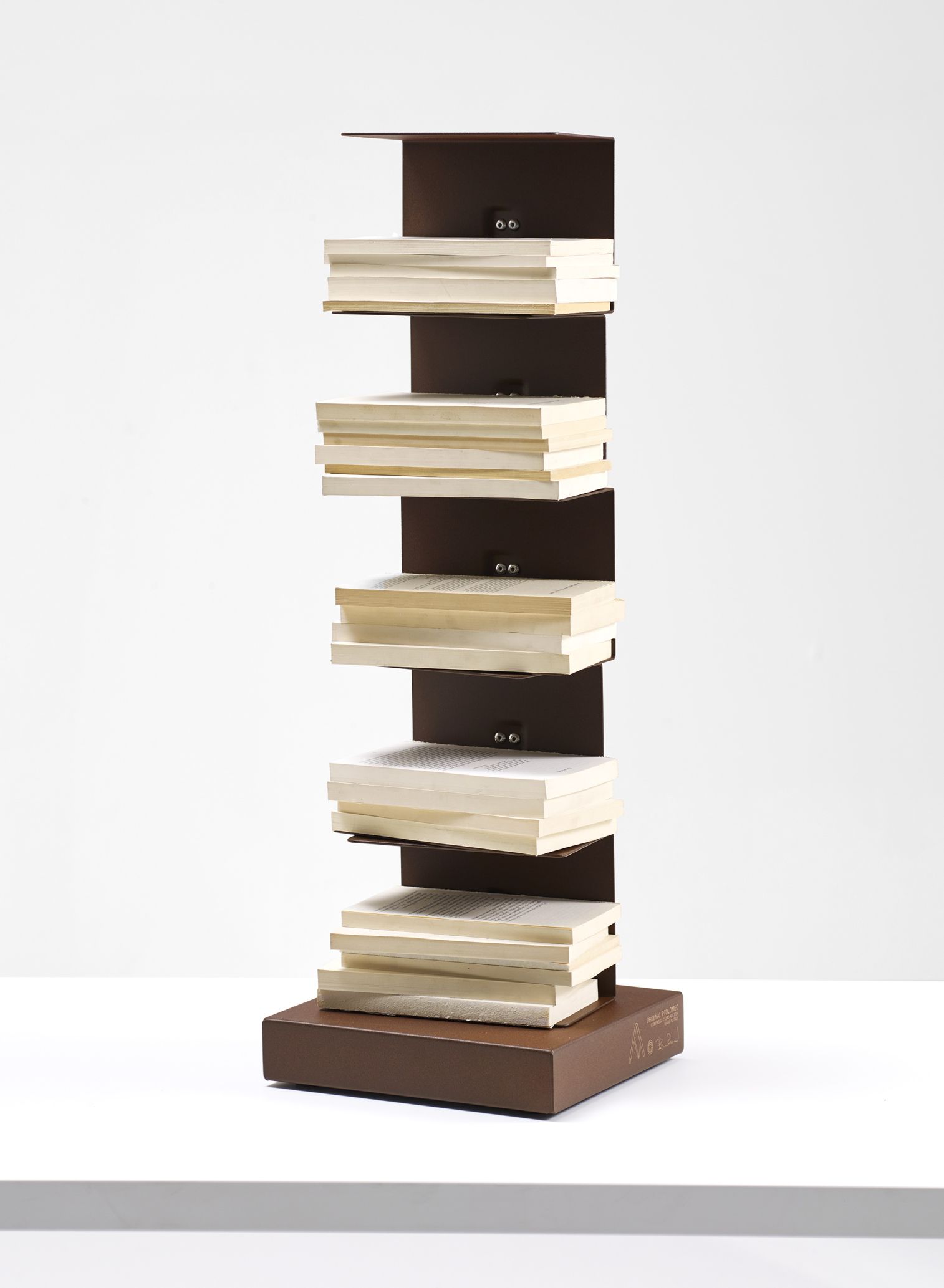 Ptolomeo Bücherregal Original von Opinion Ciatti, freistehend, braun, mit Büchern gefüllt.