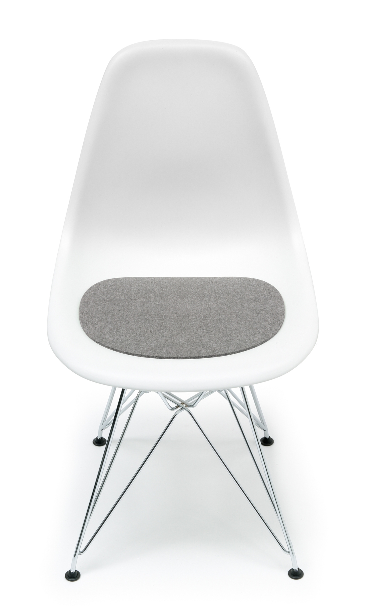 Weißer Eames Plastic Side Chair DSR mit hell melierter Filz-Sitzauflage von Hey Sign.
