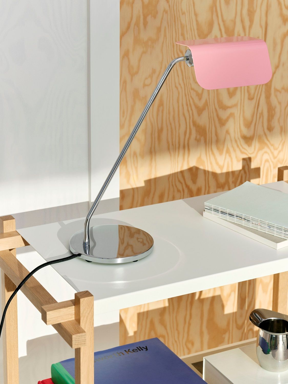 Detailaufnahme des Hay Woody Column Low Regals mit rosa Lampe auf weißer Tischplatte.