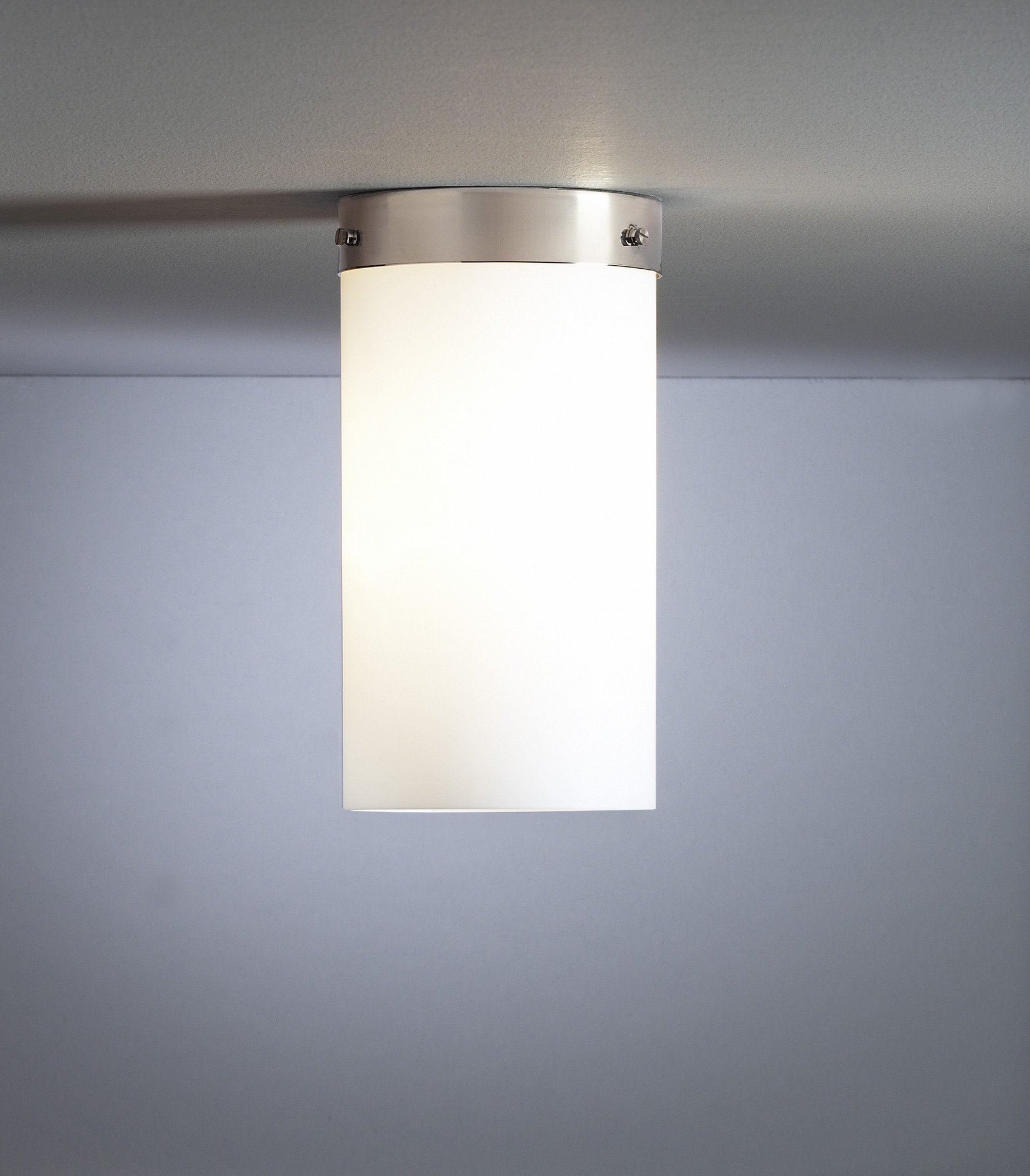 DMB 31 Deckenleuchte von Tecnolumen, zylindrische Form mit Opalglas und Metallfassung.