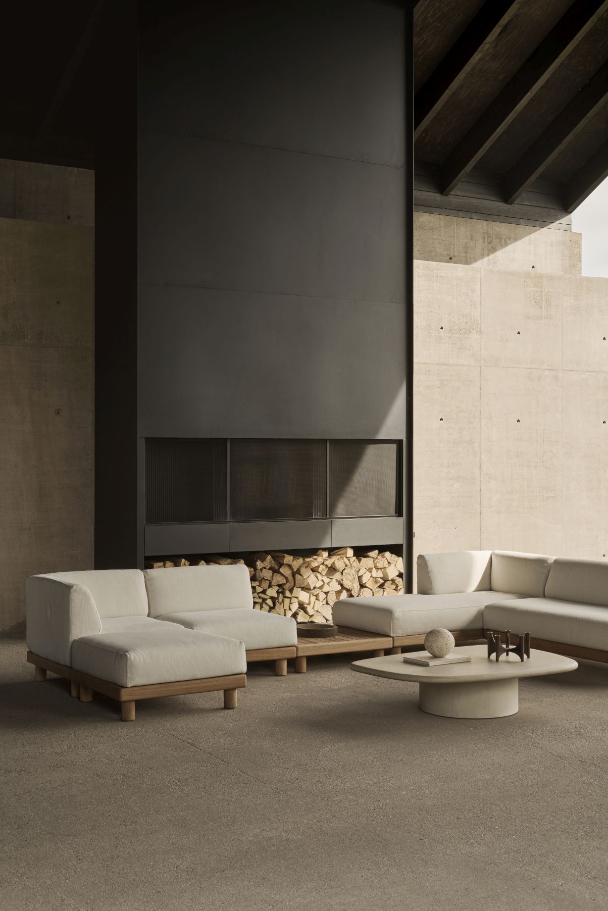 Elements Outdoor salontafel in kiezelvorm van Ethnicraft