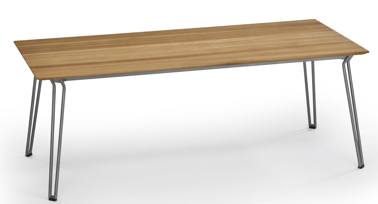 Slope Tisch von Weishäupl, Esstisch für den Außenbereich mit Holzplatte und Metallbeinen.