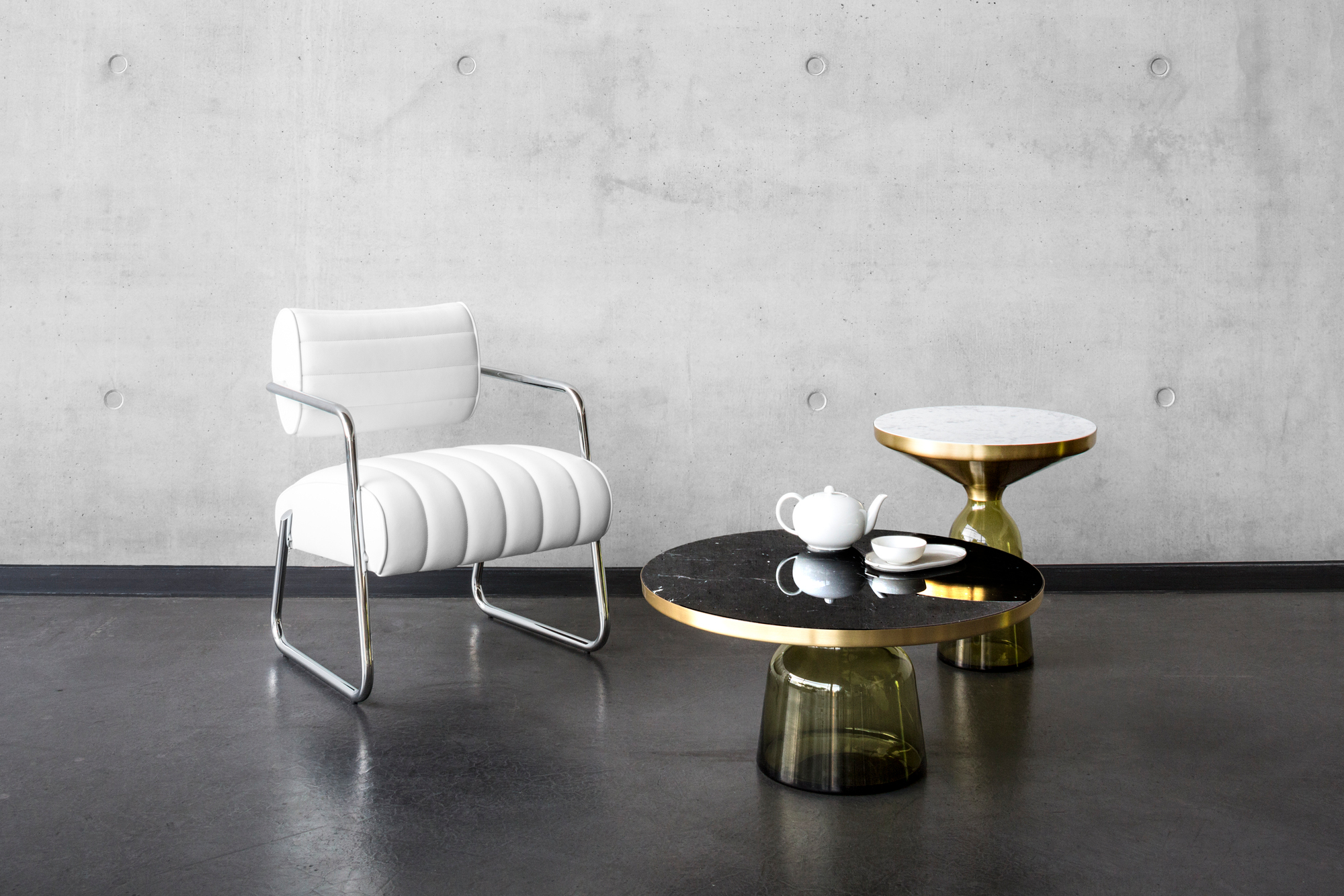 Bell Side Table Beistelltisch in Quarz-grau und Messing von ClassiCon, moderner Couchtisch für Wohnzimmer.