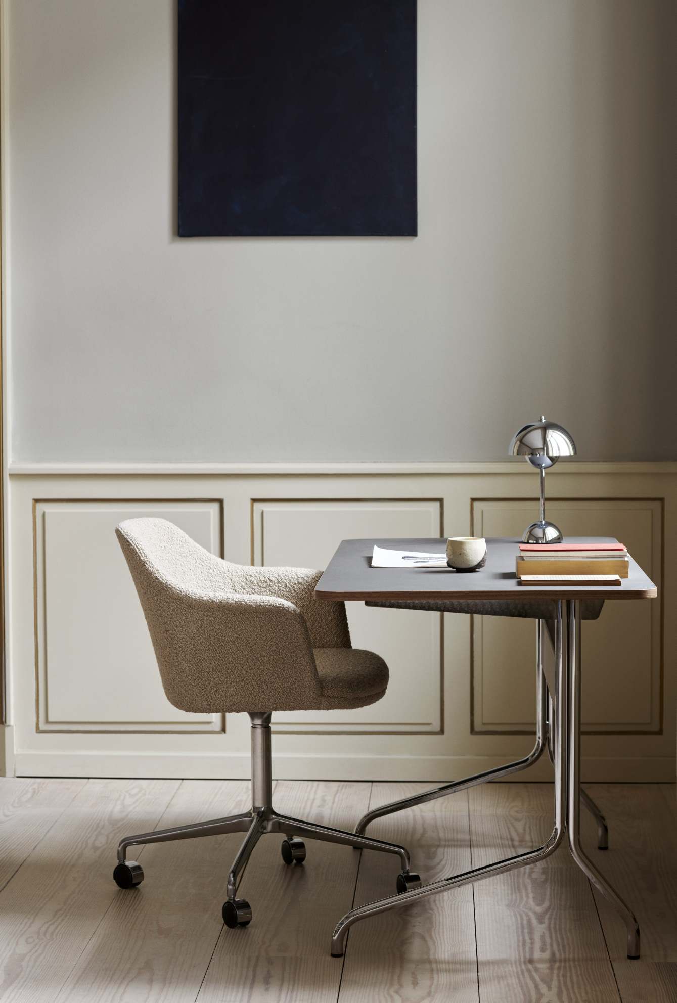 AndTradition Pavilion Schreibtisch AV16 mit grauem Tischblatt, Chromgestell und passendem Bürostuhl in Beige.