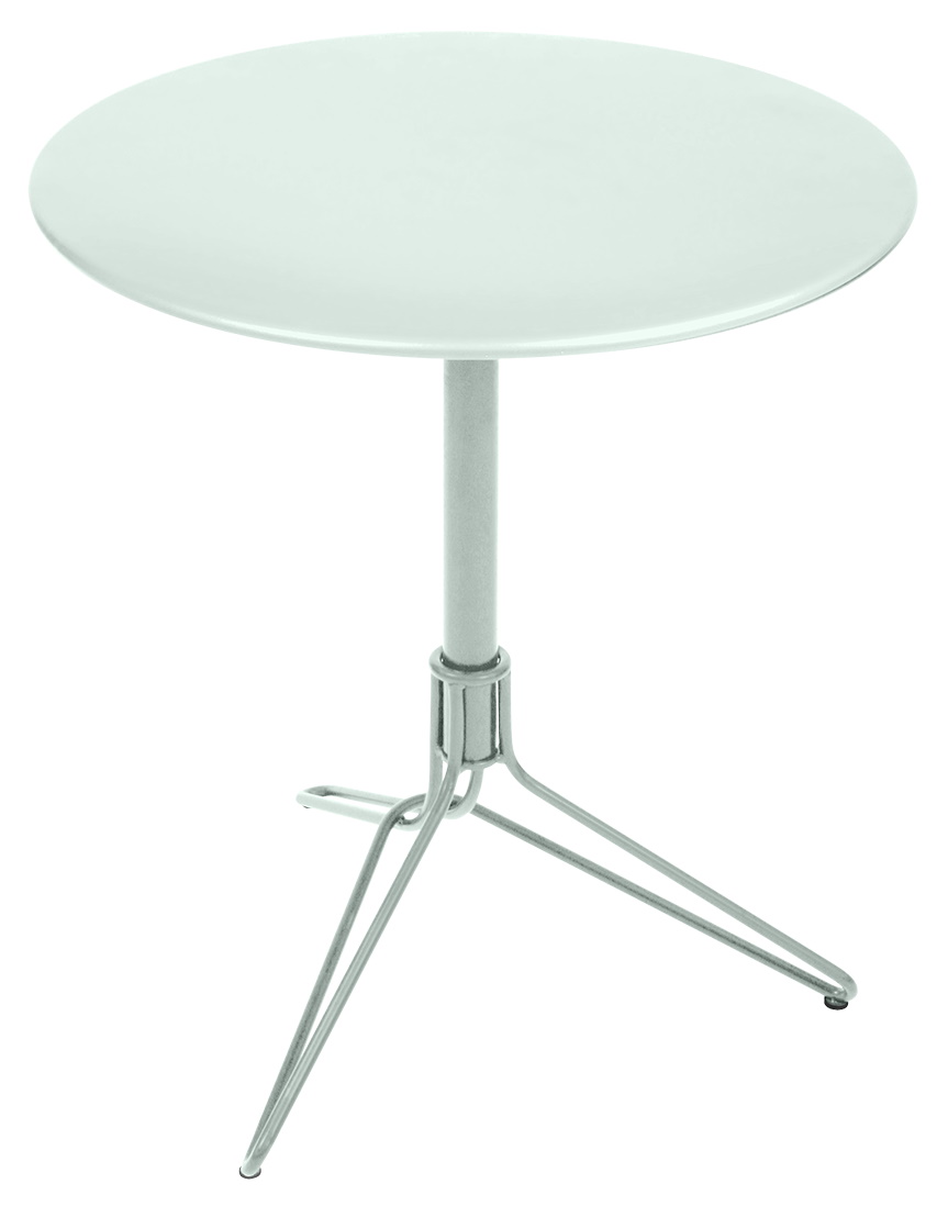 Weißer Flower Tisch von Fermob für den Außenbereich, runder Gartentisch mit filigranem Metallgestell.