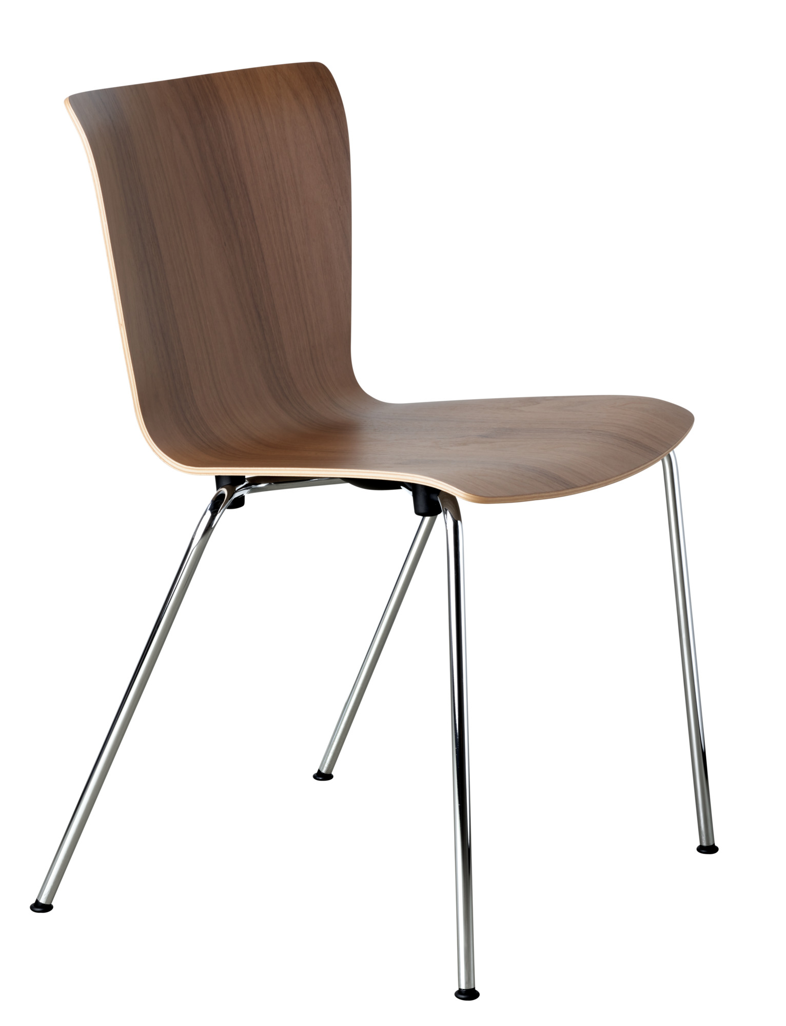 Vico Duo Stuhl von Fritz Hansen mit Holzschale und verchromtem Stahlgestell, isoliert auf Weiß.