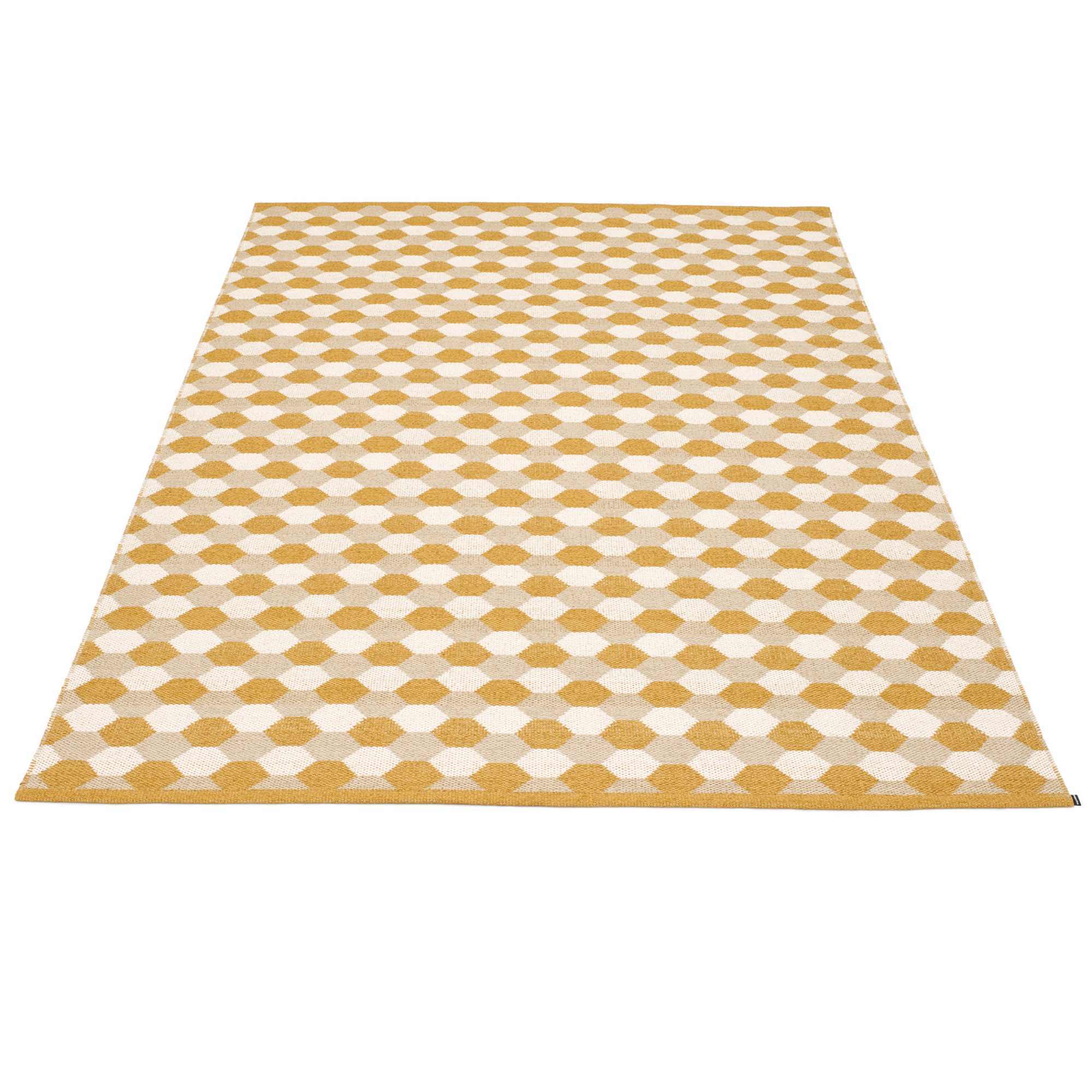 Dana Kunststoffteppich von Pappelina, 180x275 cm, mit geometrischem Muster in Gelb und Weiß.