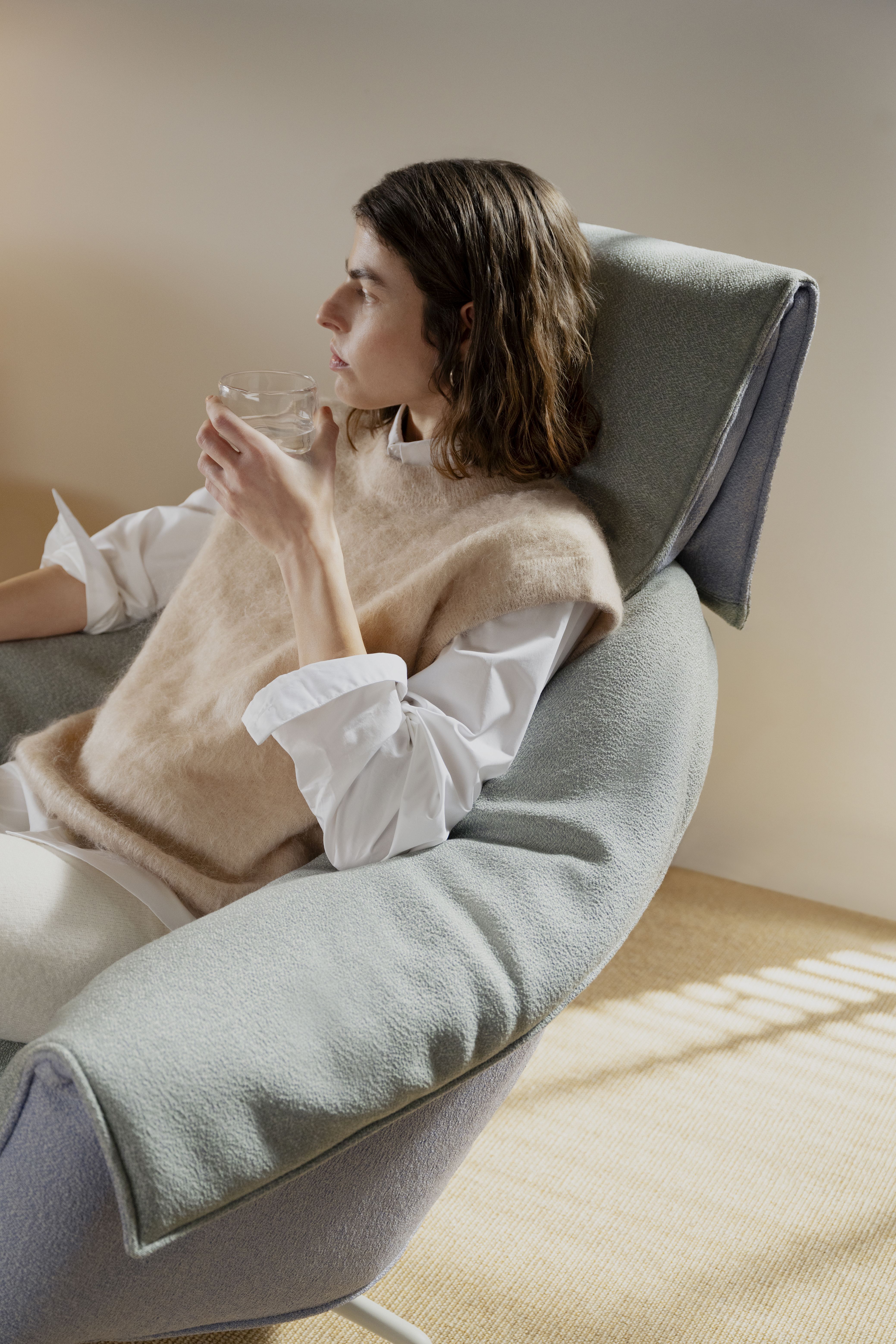 Bascule Fauteuil met hoge rugleuning en voetenbank Vitra