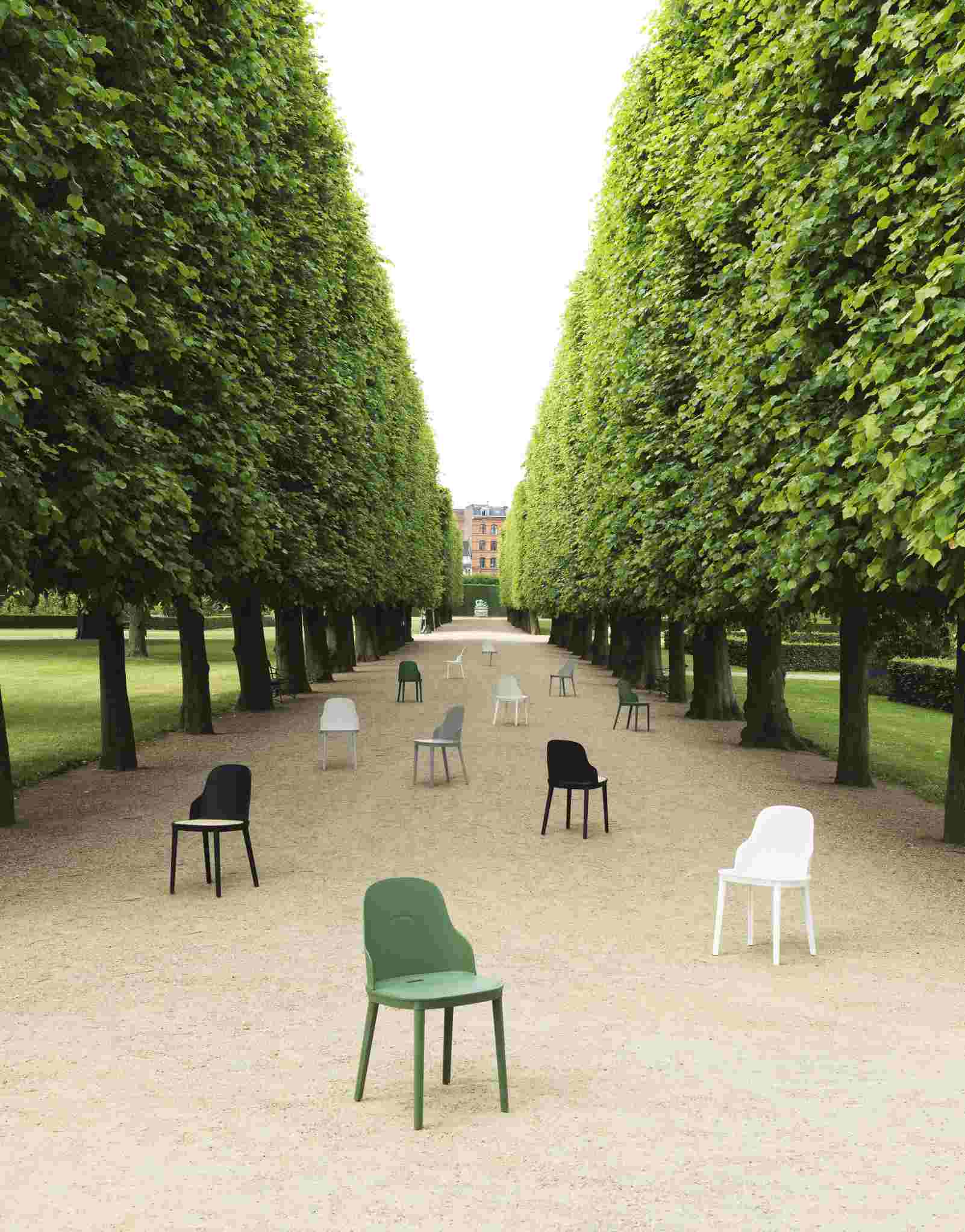 Allee mit Normann Copenhagen Allez Stühlen in verschiedenen Farben, moderner Gartenstuhl aus Polypropylen.