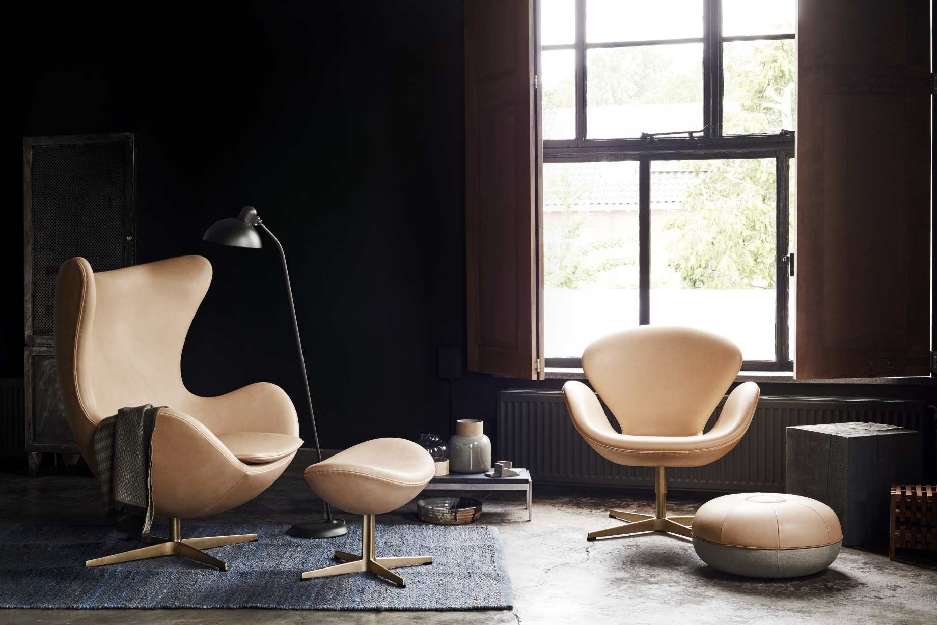 Beige Sessel und Hocker im Wohnzimmer mit PK62 Couchtisch von Fritz Hansen.