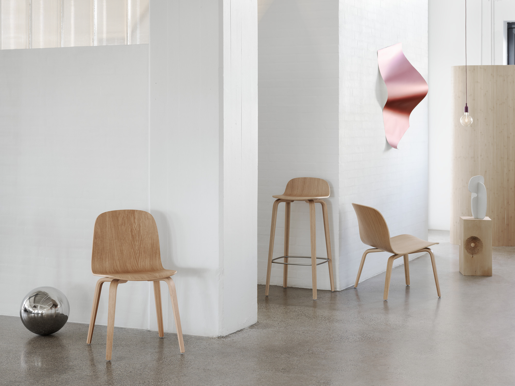 Muuto Visu Chair mit Holzgestell in heller Eiche, Stuhl und Barhocker in minimalistischem Interieur.