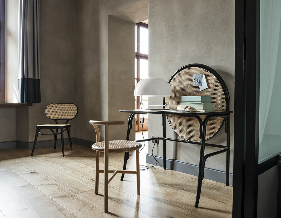 Allegory Desk Schreibtisch von Wiener GTV Design mit Schublade und Wiener Geflecht im Interieur.