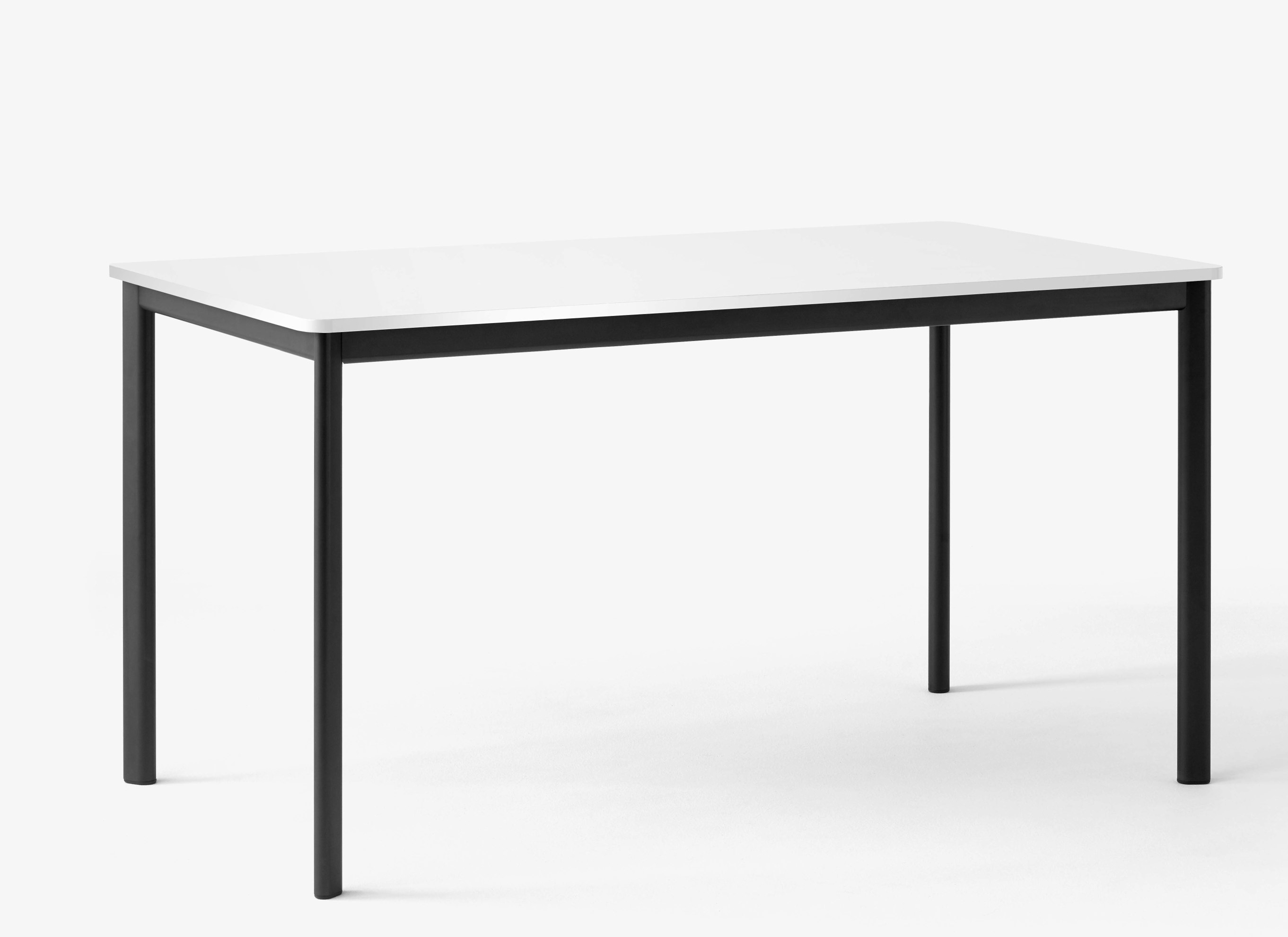 AndTradition Drip Table HW58 mit weißer Tischplatte und schwarzem Metallgestell, minimalistisches Design.