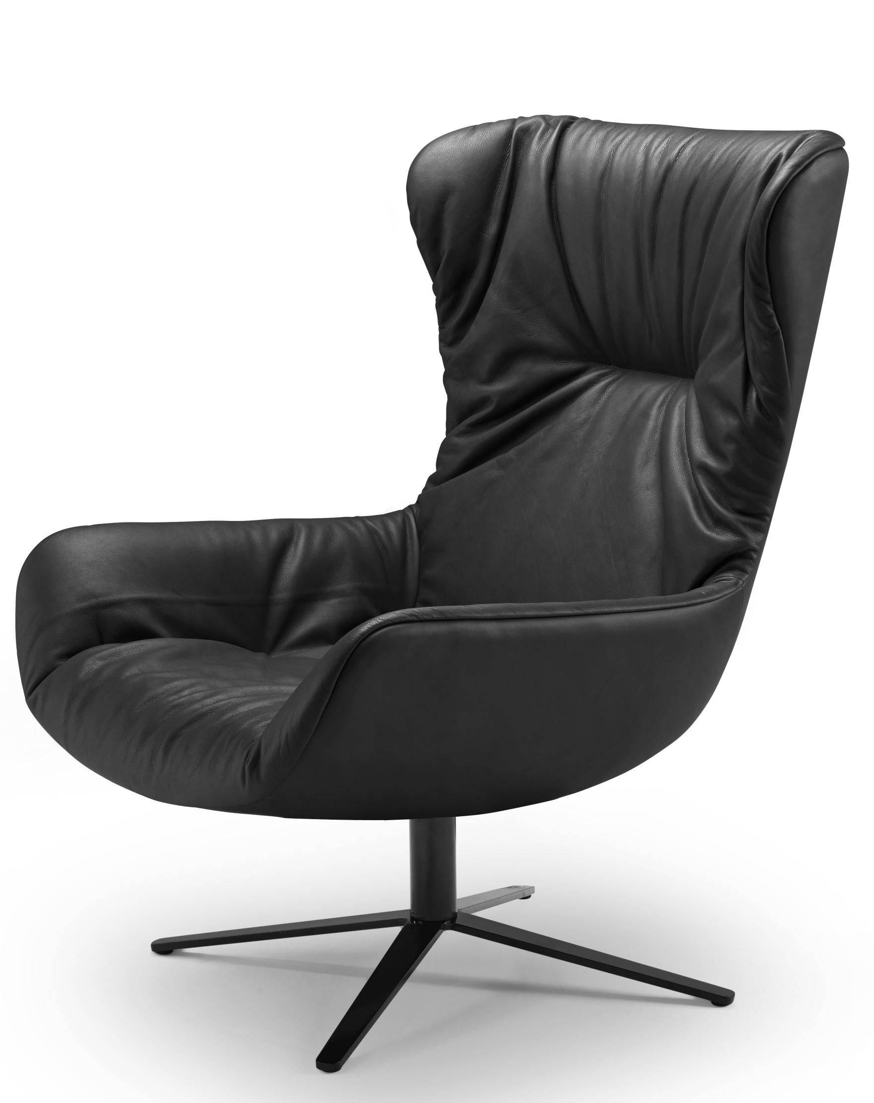 Schwarzer Leya Wingback Ohrensessel der Freifrau Manufaktur mit Lederbezug und Drehfuß auf weißem Hintergrund.