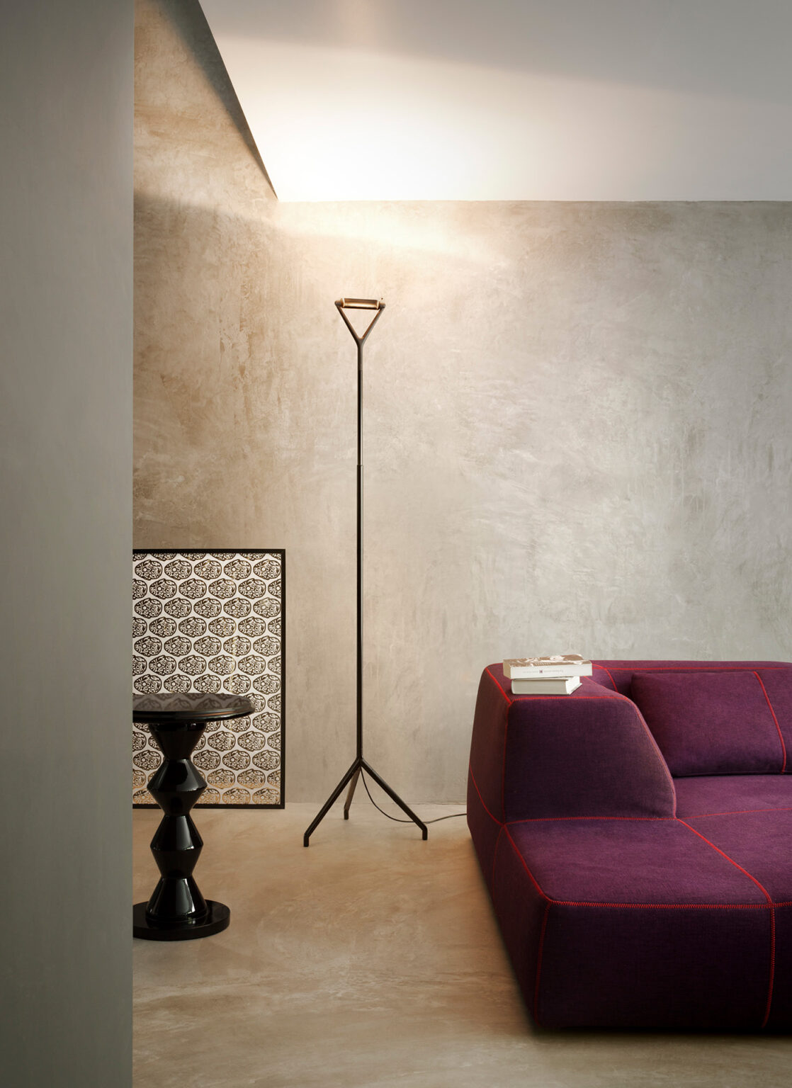 Minimalistische D15 Lola Stehleuchte von Luceplan im Wohnzimmer mit Sofa und Beistelltisch.