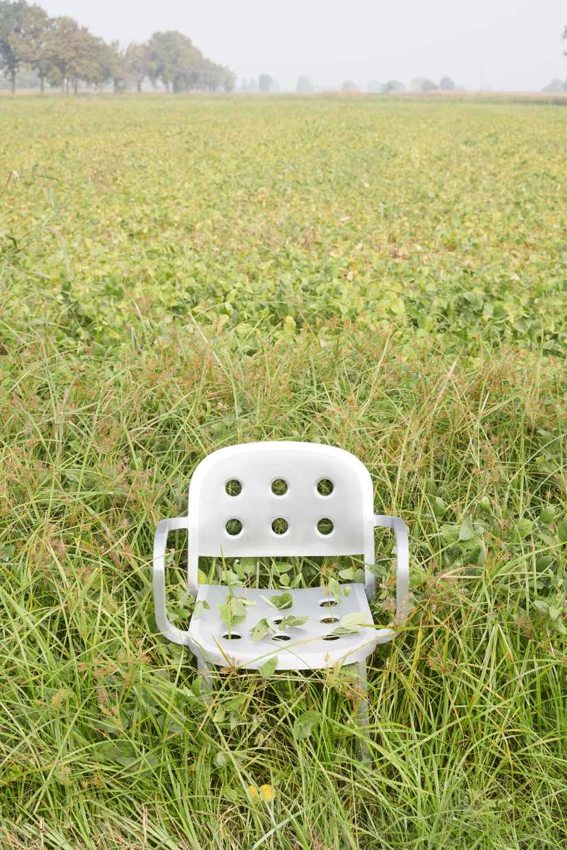 Emeco 1 Inch Aluminium Armchair im Feld, moderner Armlehnstuhl aus Aluminium mit Löchern.