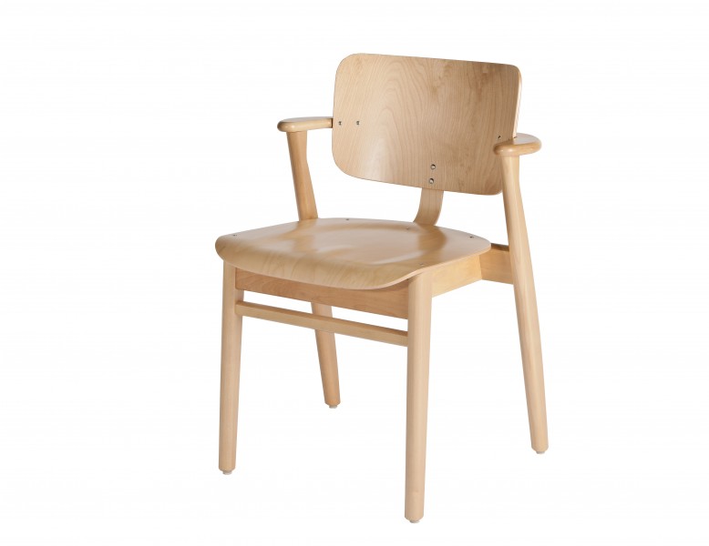 Domus Stuhl von Artek: Holzstuhl mit Armlehnen, skandinavisches Design für Esszimmer und Wohnbereich.