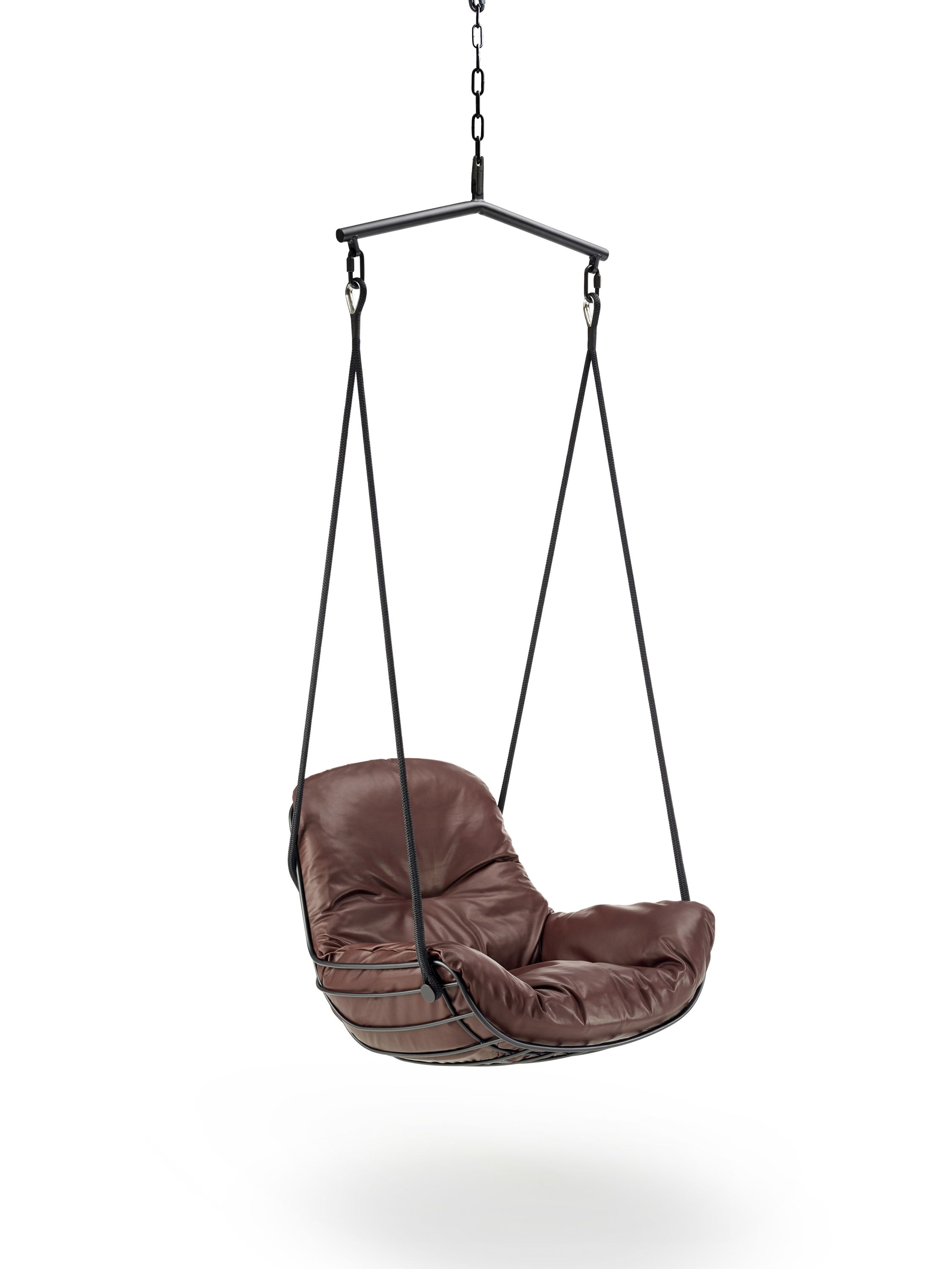 Leyasol Lounge Schwingsessel mit braunem Lederbezug, hängend an einer Kette. Gemütlicher Hängesessel für entspannte Stunden.