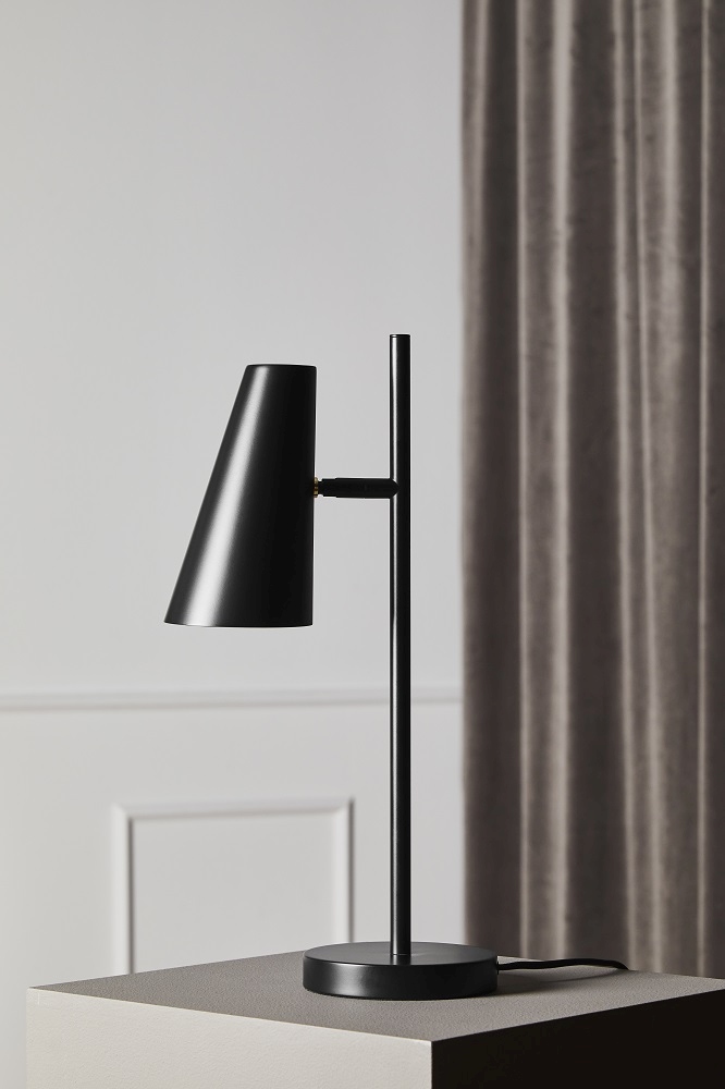 Schwarze Cono Tischleuchte von Woud: Moderne Lampe mit konischem Schirm für Nachttisch oder Schreibtisch.