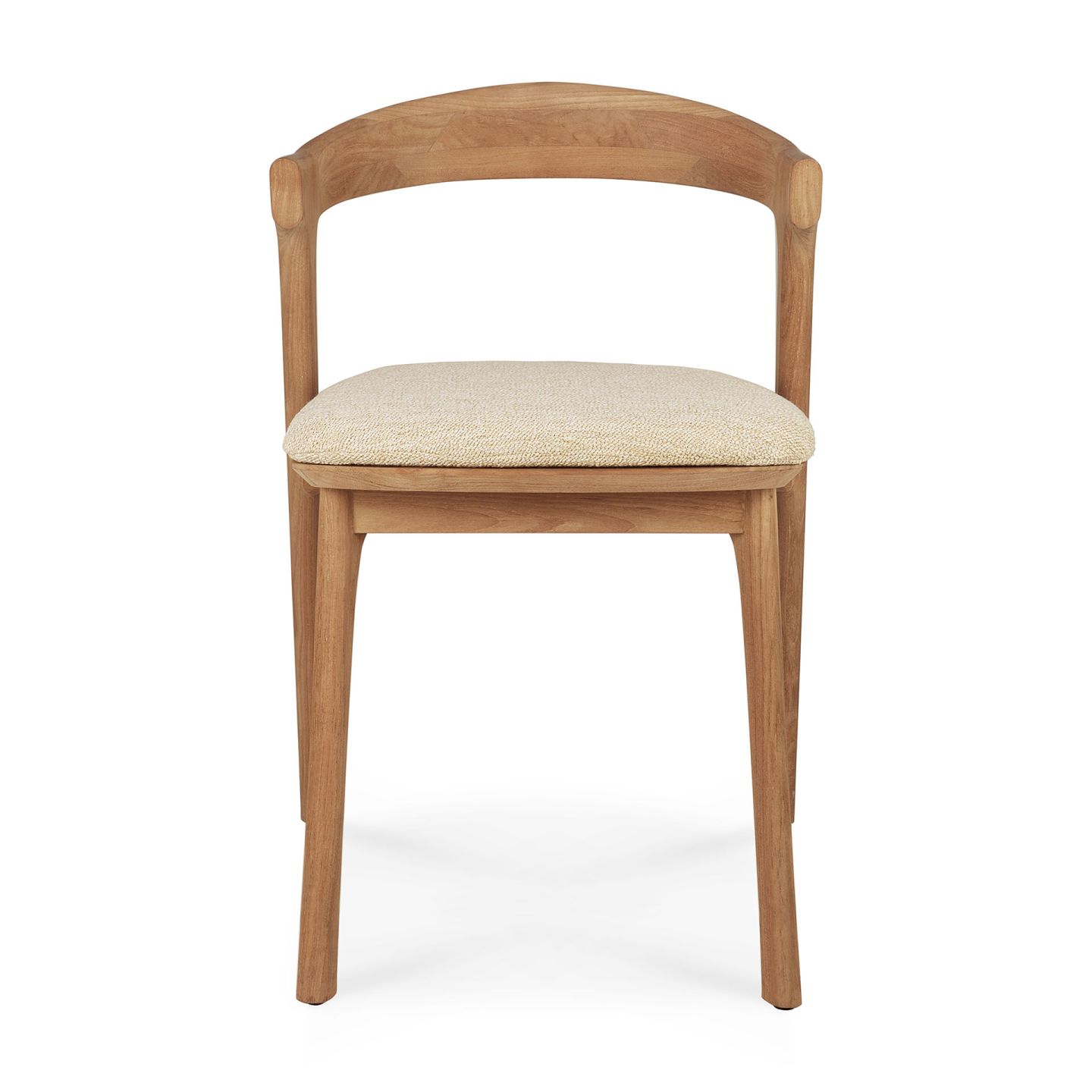 Frontansicht des Bok Outdoor Stuhls mit Sitzkissen von Ethnicraft. Holzstuhl mit beigem Sitzpolster.