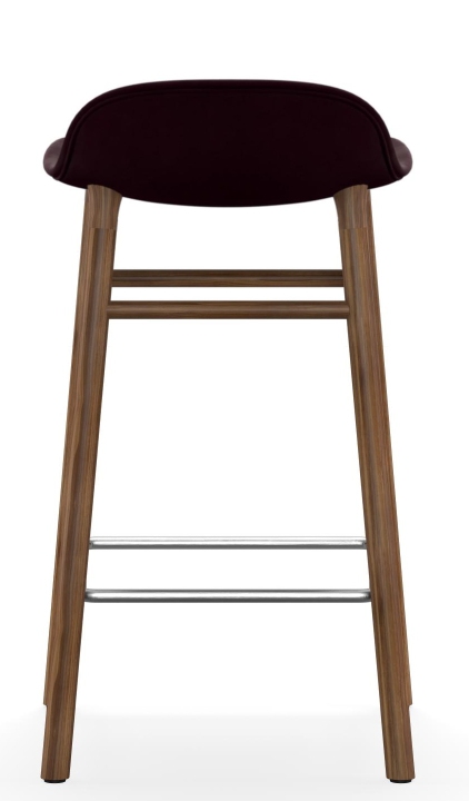 Rückansicht des Form Barhocker H 65 cm von Normann Copenhagen mit Holzbeinen und gepolstertem Sitz.