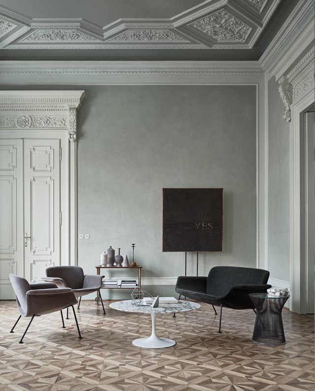 Innenaufnahme mit drei KN04 Stühlen von Knoll International in Grau und Schwarz, minimalistisches Design.