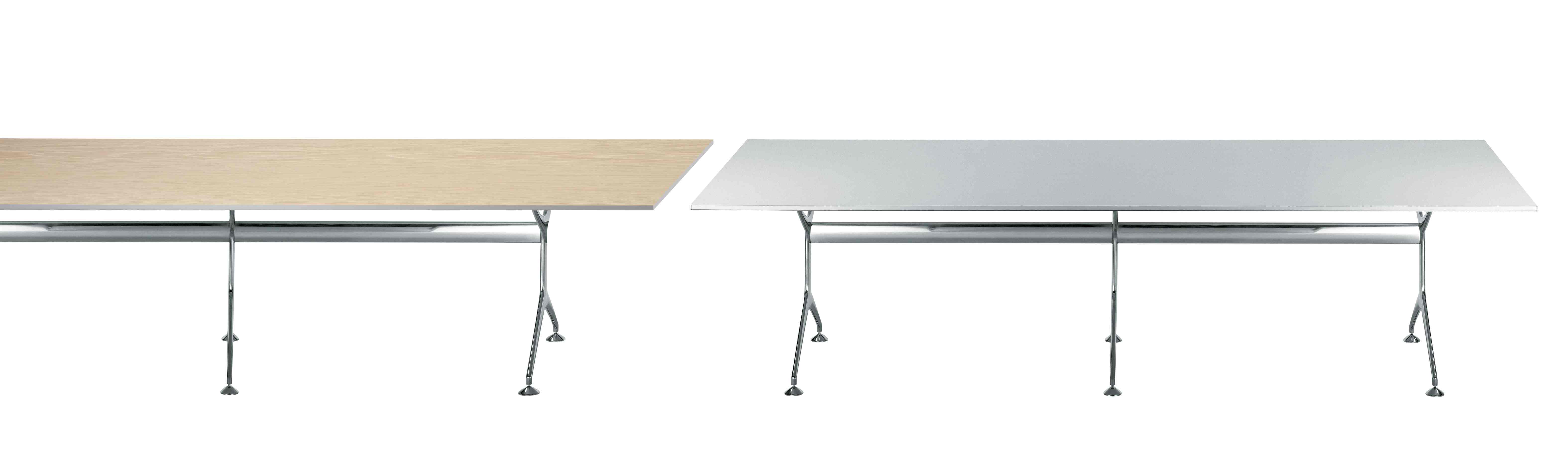 Frametable Tisch Alias: Zwei moderne Tische mit Holz- und Metallplatte und verchromtem Gestell.