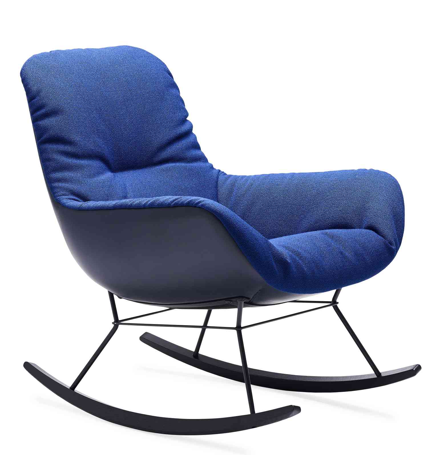 Blauer Leya Rocking Lounge Chair von Freifrau Manufaktur mit schwarzem Kufengestell und bequemer Polsterung.