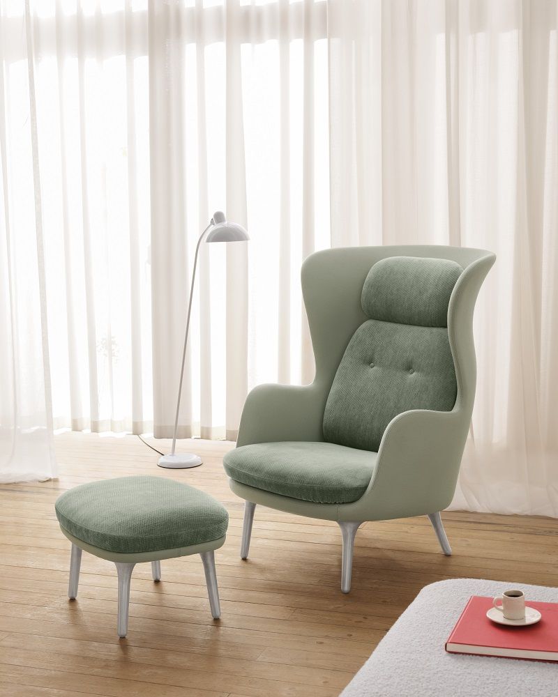 JH11 / JH12 Fußhocker für Ro Sessel von Fritz Hansen in Grün, modernes Wohnzimmer Ambiente.